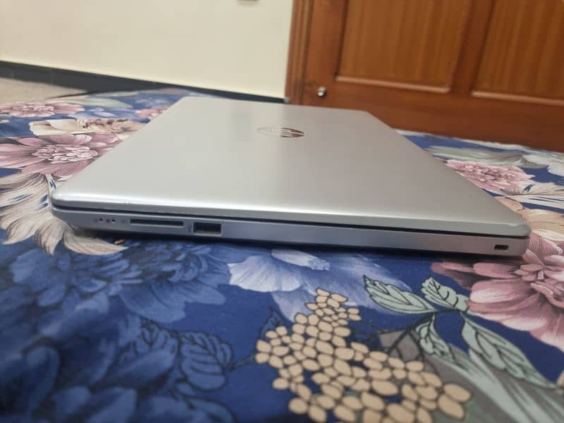 Hp laptop core i5 8 gen with graphic card x560 amd radeon 8Gb Ram 5