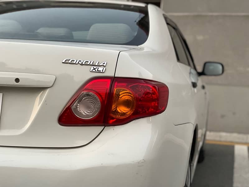 TOYOTA COROLLA 2010 XLi 1.3 VVTi MINT CONDITION WHITE LAHORE REG 2011 15