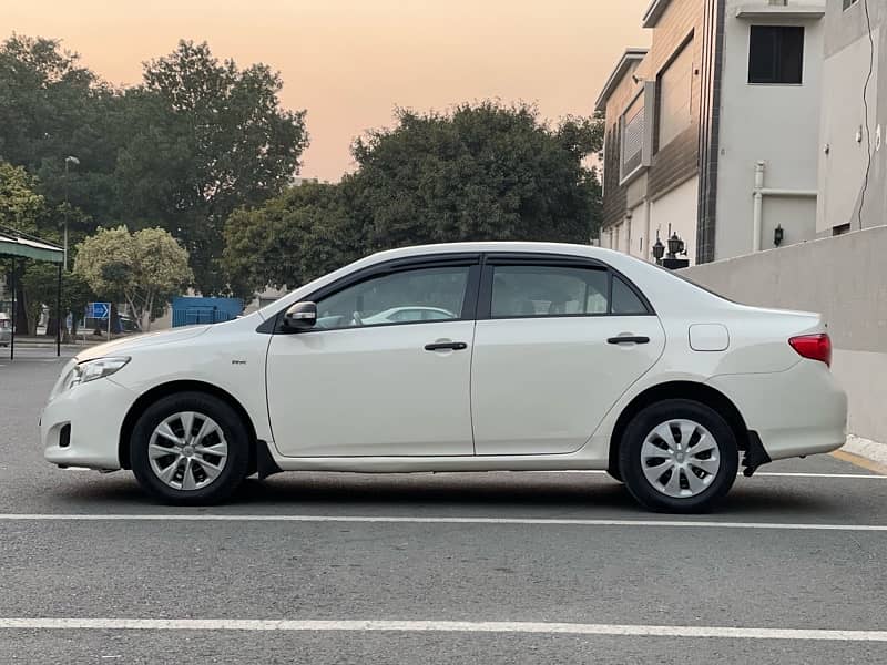 TOYOTA COROLLA 2010 XLi 1.3 VVTi MINT CONDITION WHITE LAHORE REG 2011 18