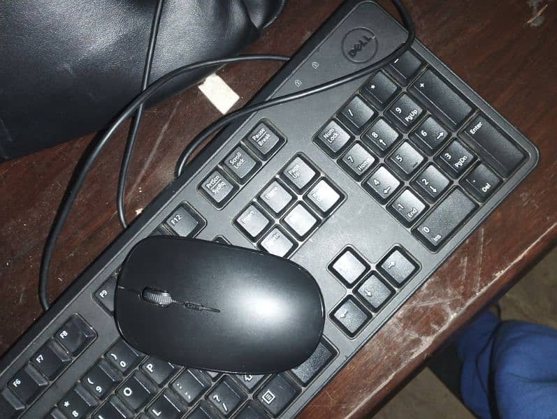 Keyboard + Wireless Mouse 0