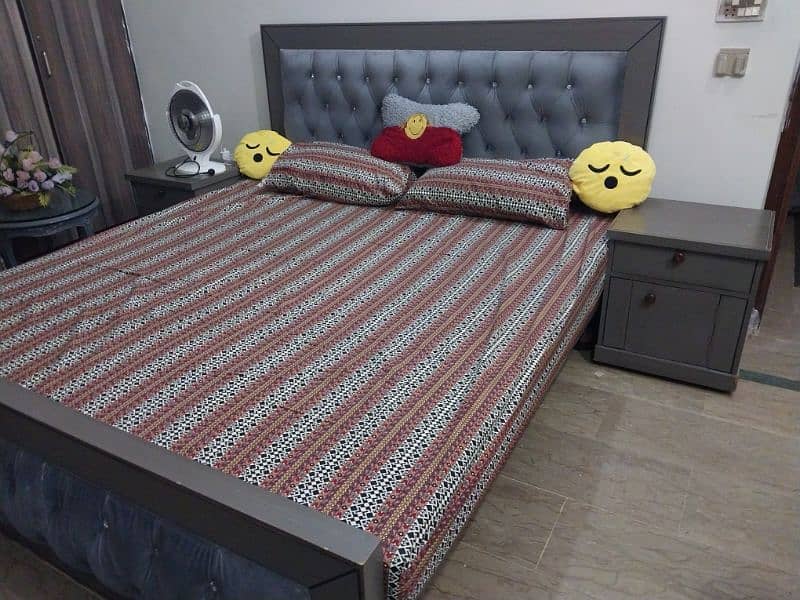 King size bed set with 2 side tables and a dressing table. 0