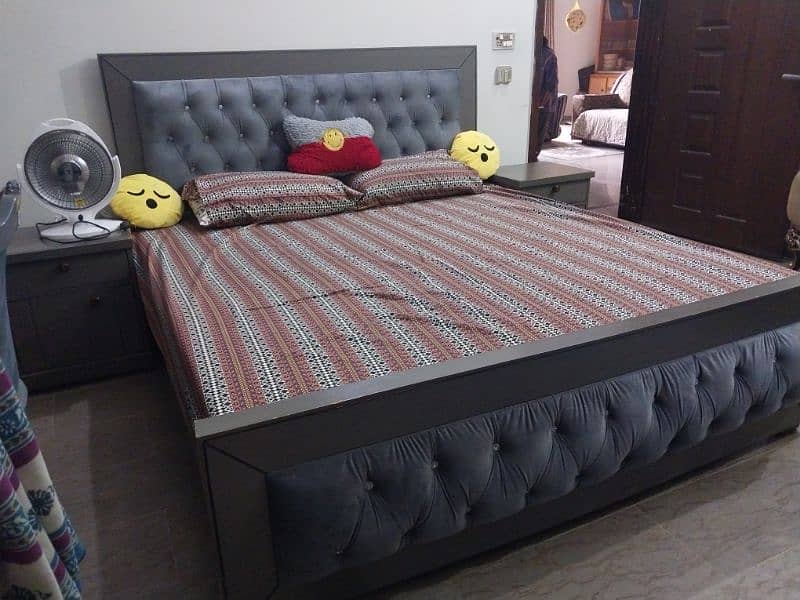 King size bed set with 2 side tables and a dressing table. 1