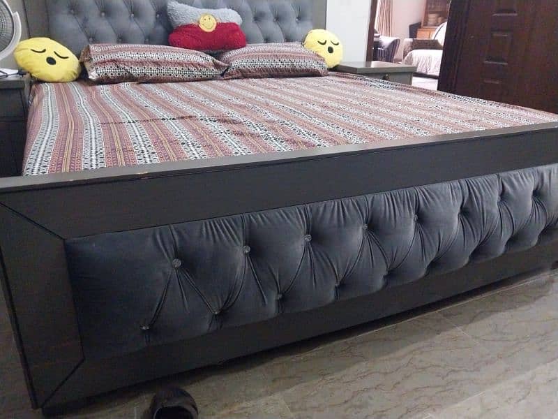 King size bed set with 2 side tables and a dressing table. 4