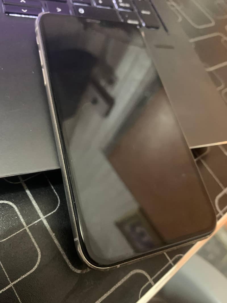 iPhone Xs 256GB 80% Original Factory Unlock With Original Charger 0