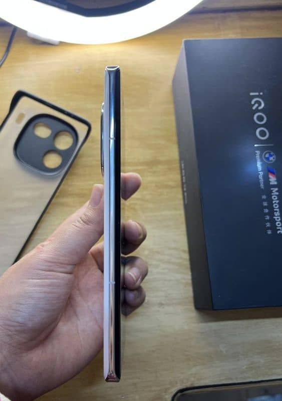 vivo iqoo 12 pro 4