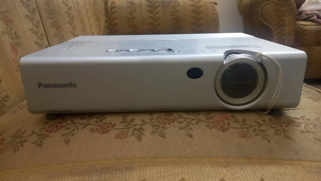 Panasonic PT-LB20 Series PT-LB20EA Projector 0