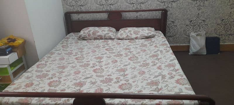 Bed for sale(King size) WITH MATTRESS 3