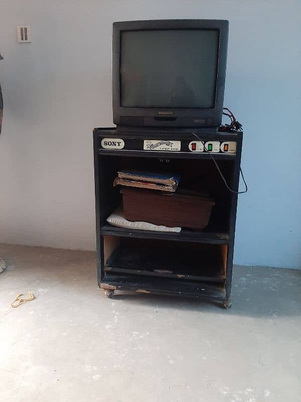 old used tv with tv trolly 0