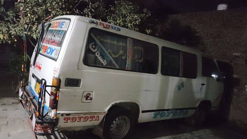 TOYOTA HIACE 2