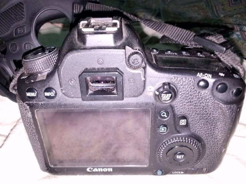 Canon D6 Camera with 24-70 Lens – Excellent Condition 3