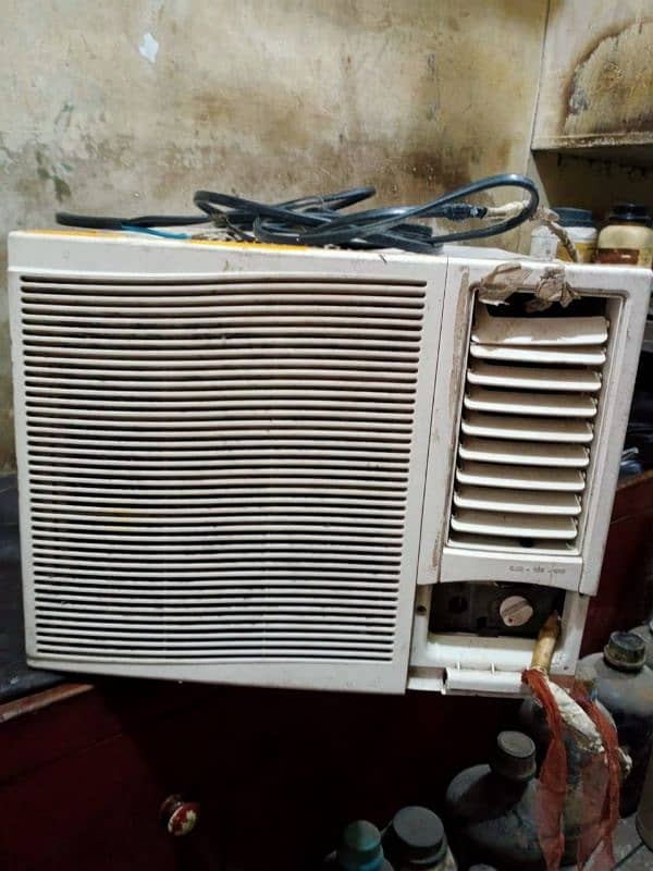 WINDOW A/C 10/9 CONDITION BAKI ALL Ok MY CONTACT INFO:03147967018 0