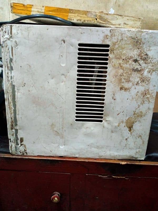 WINDOW A/C 10/9 CONDITION BAKI ALL Ok MY CONTACT INFO:03147967018 3