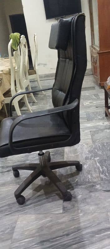 Executive office chair at a very reasonable price 1