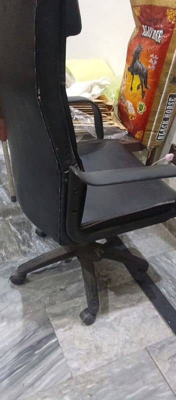 Executive office chair at a very reasonable price 3