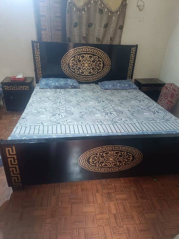 king bed with side tebul 0