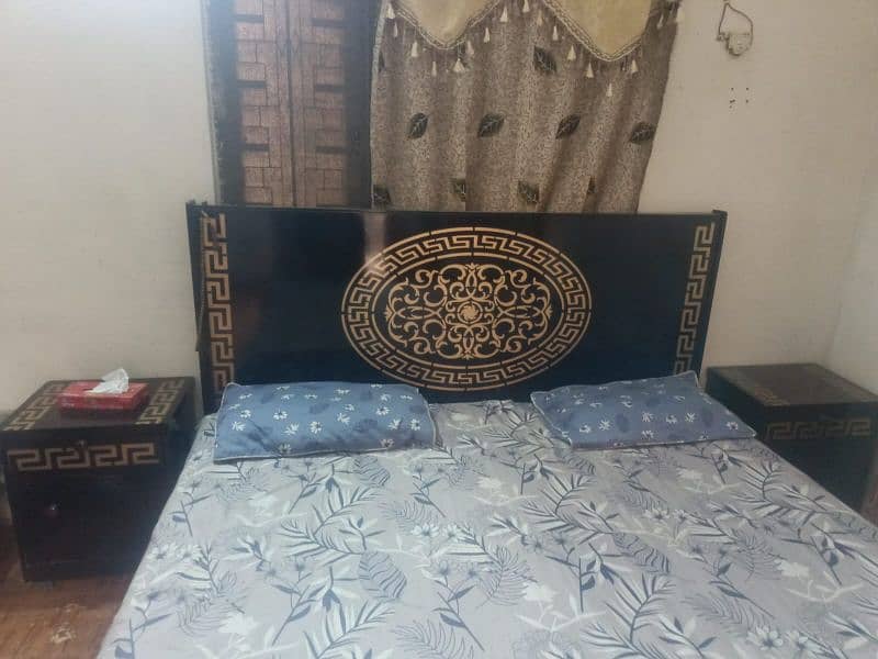 king bed with side tebul 1