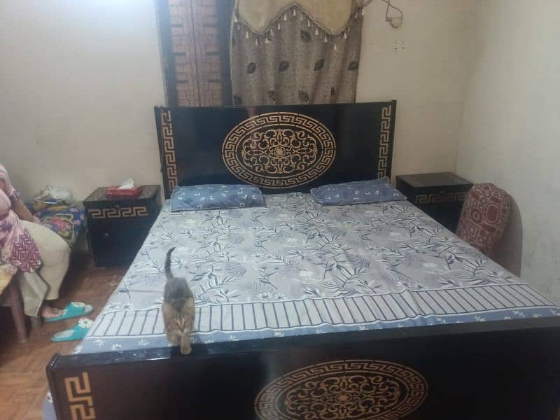 king bed with side tebul 3