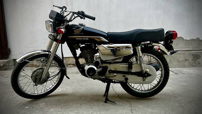 Honda 125 SE 2019 Golden number 1