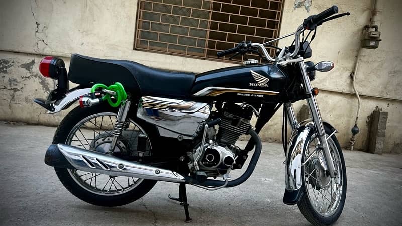 Honda 125 SE 2019 Golden number 5