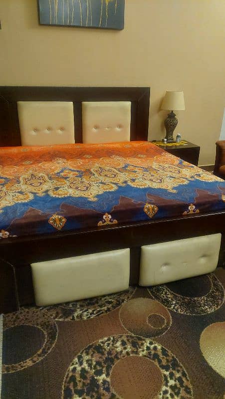 king size wooden full bedset in good condition. . . 1