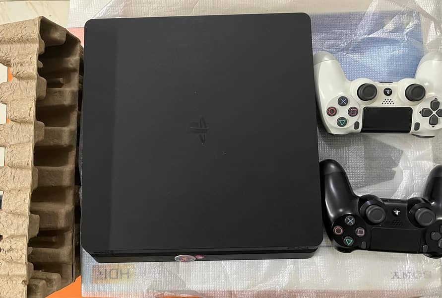 PS4 Original with 02 Controllers 1