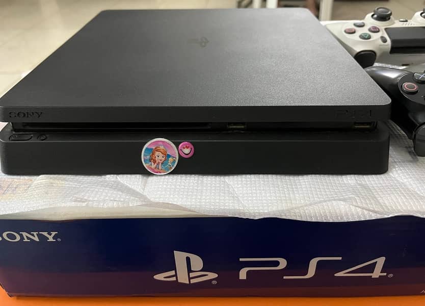 PS4 Original with 02 Controllers 2