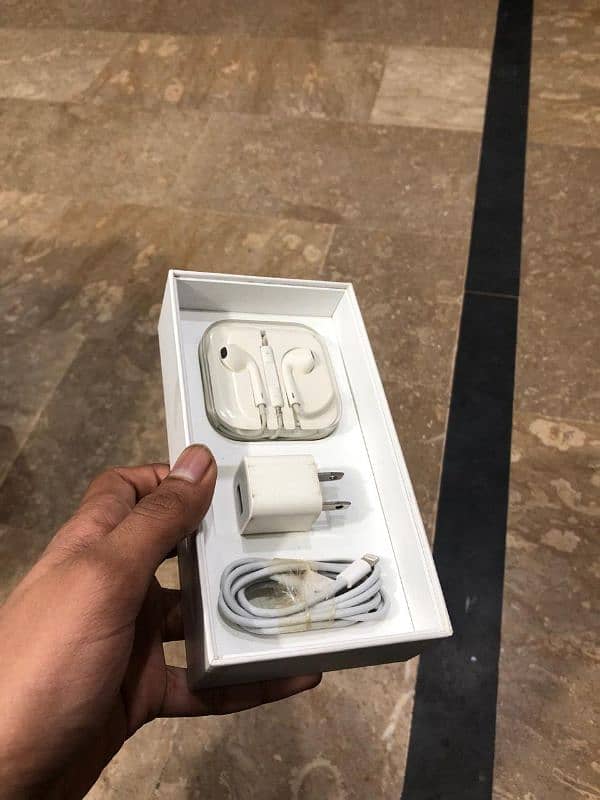 iPhone 6s plus with complete box 9