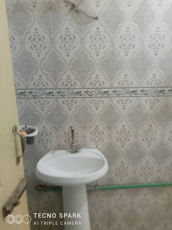 2bed falt with gas for rent Ghauri town phase 5 2