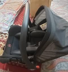 TINNIES CARRY COT AND CAR SEAT LIKE BRAND NEW FOR SELL.