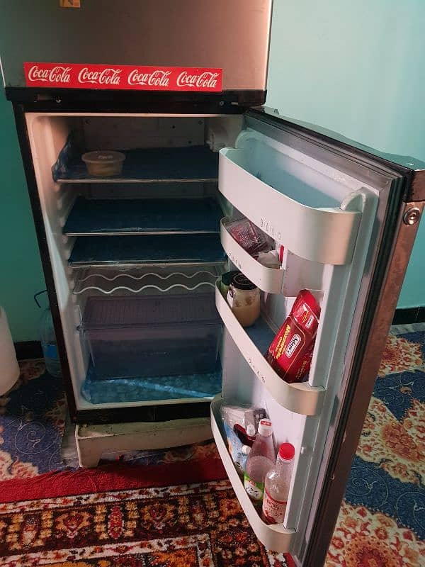 FRIDGE MEDIUM SIZE FOR SALE 1