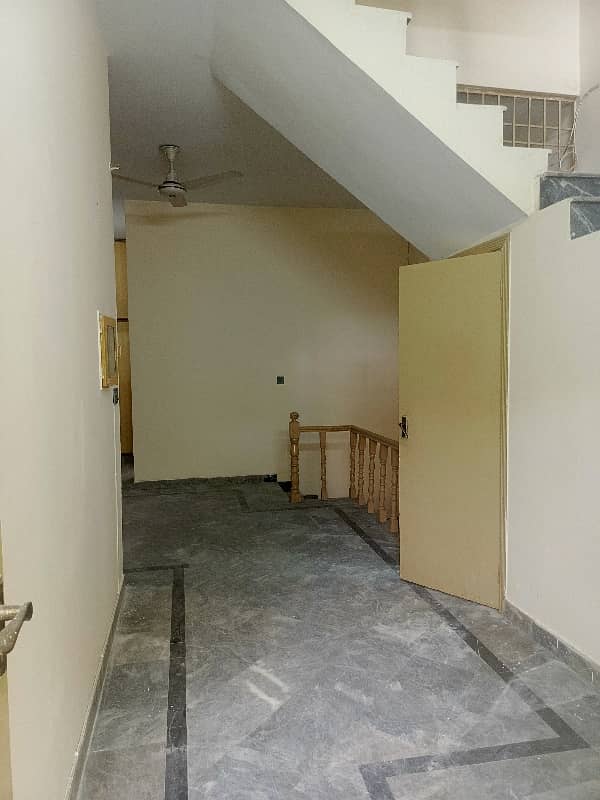 G-11 Real Pics Size 25 - 50 House For Sale Near Main Road And Markaz 9