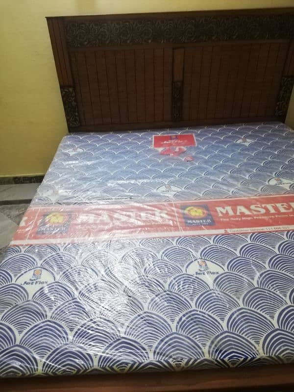 King size double bed with mattress available 8