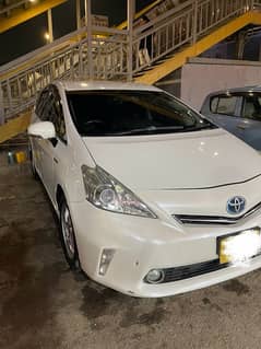 Toyota Prius Alpha 2014