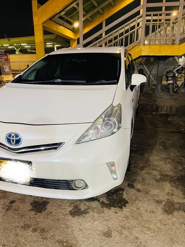 Toyota Prius Alpha 2014 1