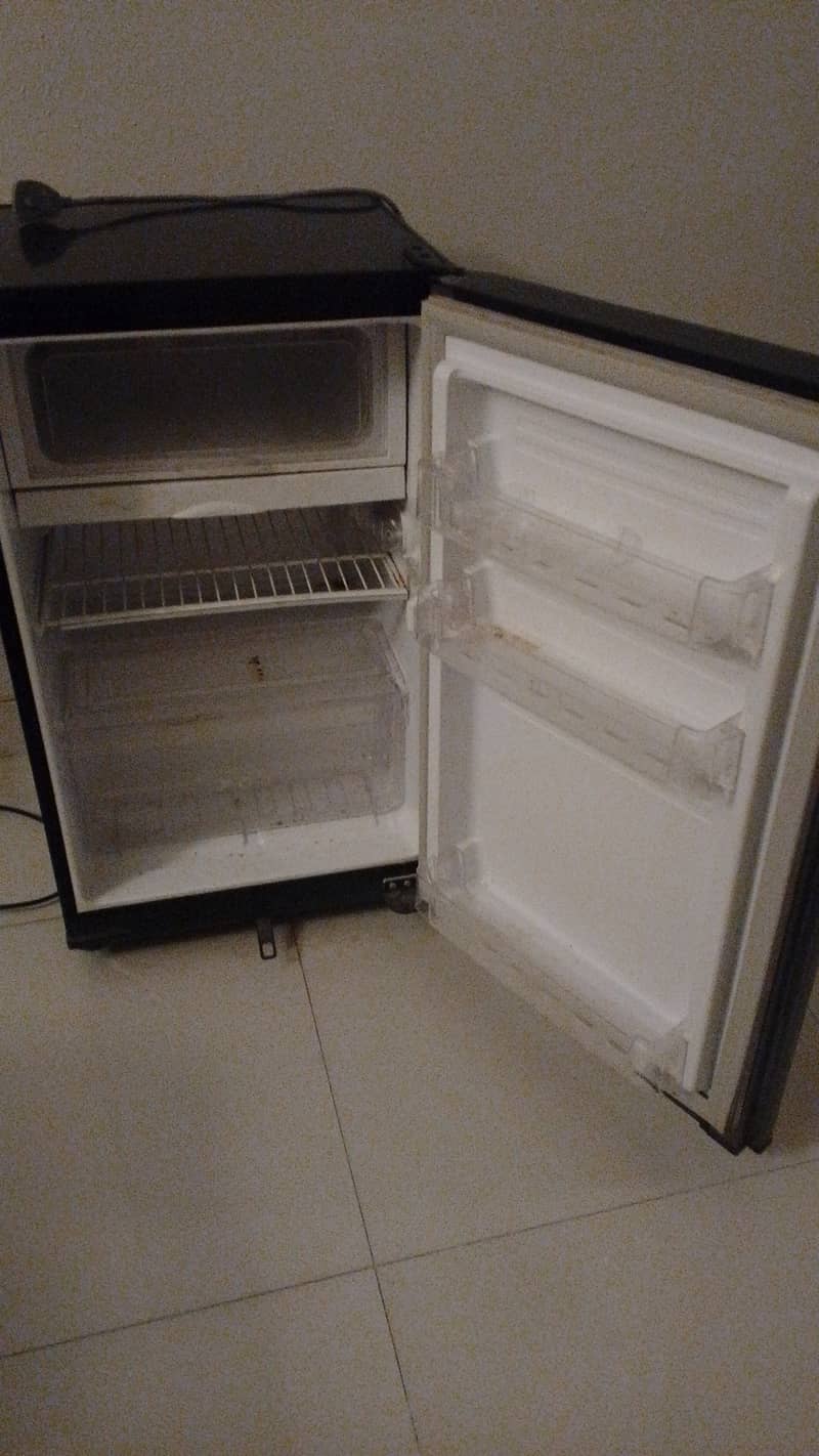 Pel refrigerator moving out urgent sale 2