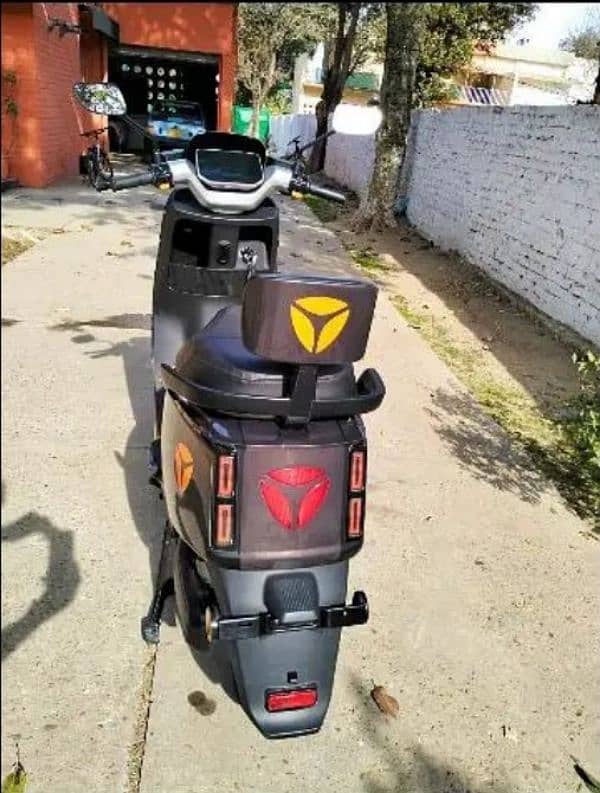 YADEA EPOCH ELECTRIC SCOOTER, SCOOTY BIKE 1