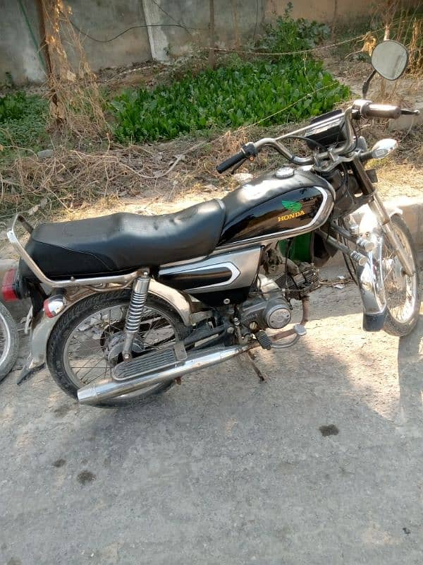 I am selling hero bike in lush condition 03105949573 3