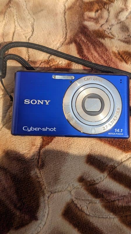 Sony Digital Camera 14.1 Megapixel with charger and battery 1