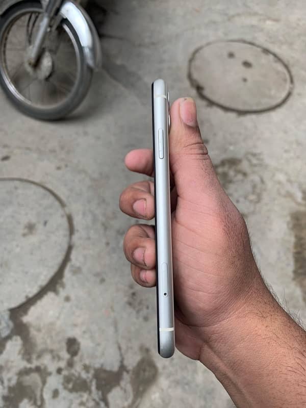 iPhone 11 128 gb factory unlock 2monsim avail 10by10 exchange possible 6