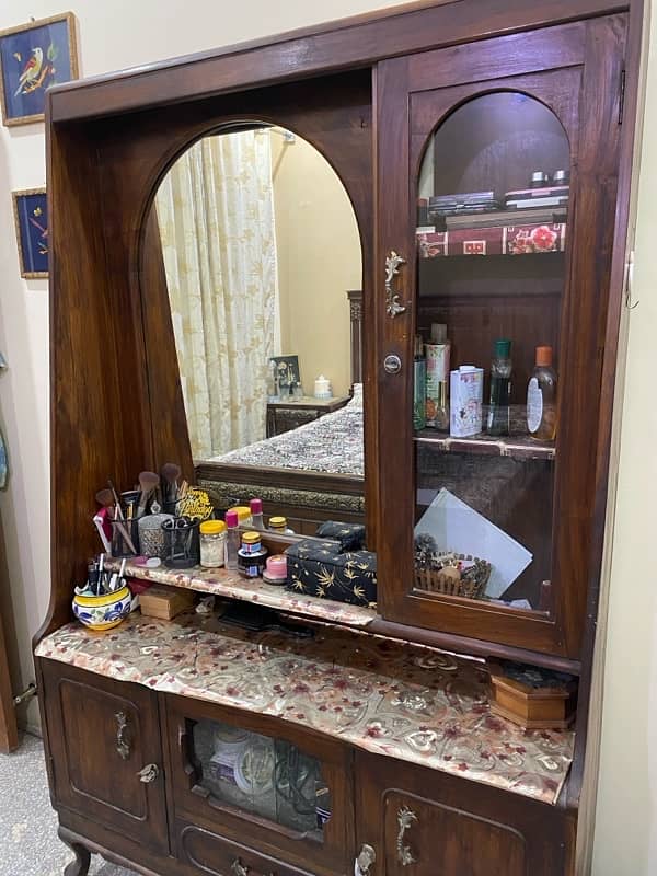 dressing table and almari 0