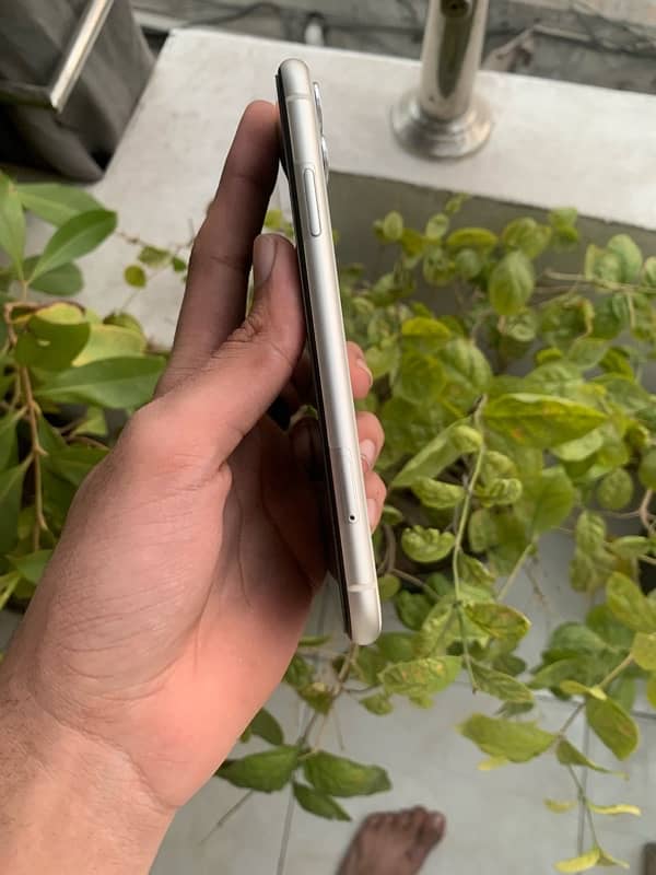 Iphone 11 64gb jv Watsapp 03044873819 4