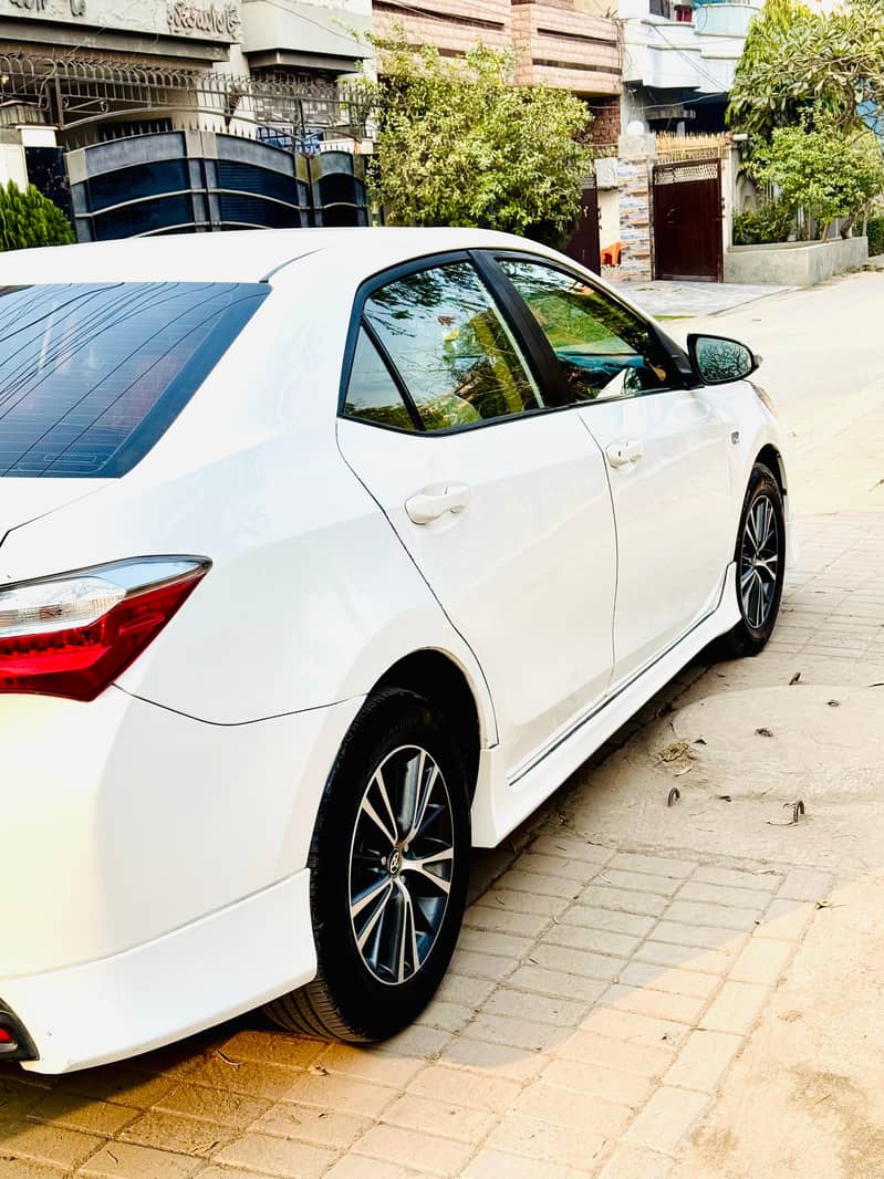 Toyota Corolla Altis 1.6 Model 2018 5