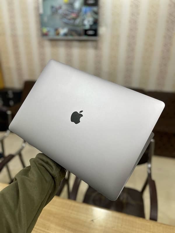 Apple macbook pro 1