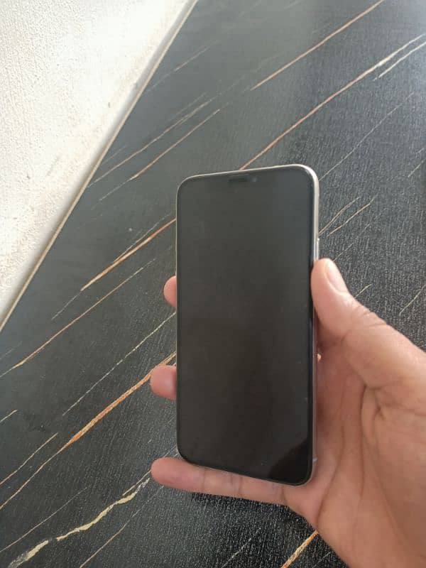 iphone xs condition 10/10 3