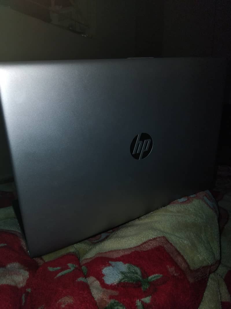 Full screen HP wd 125 ssd 4gb ram. Core i3 7th gen 1