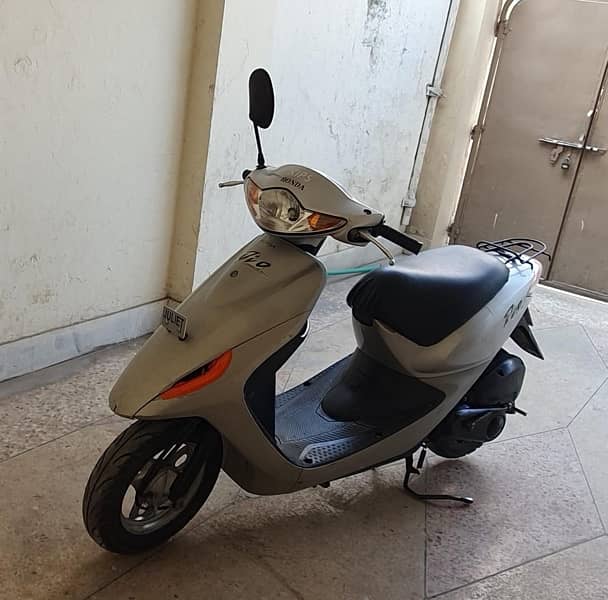 Honda Dio 49cc Petrol Scooty (Automatic) - Silver (2018) 1