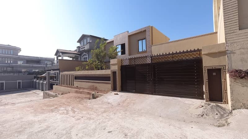 1 Kanal Single Unit House Available For Sale . 2