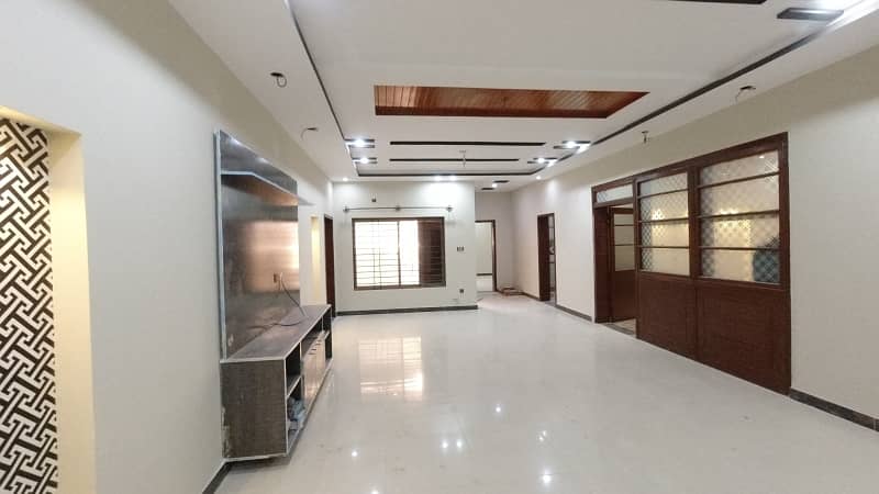 1 Kanal Single Unit House Available For Sale . 11