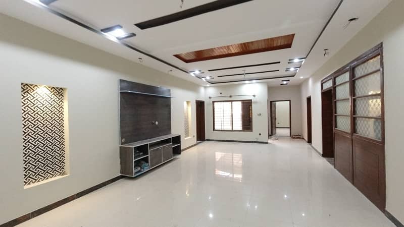 1 Kanal Single Unit House Available For Sale . 13