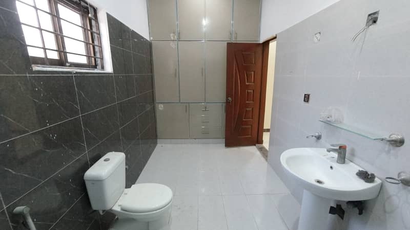 1 Kanal Single Unit House Available For Sale . 34